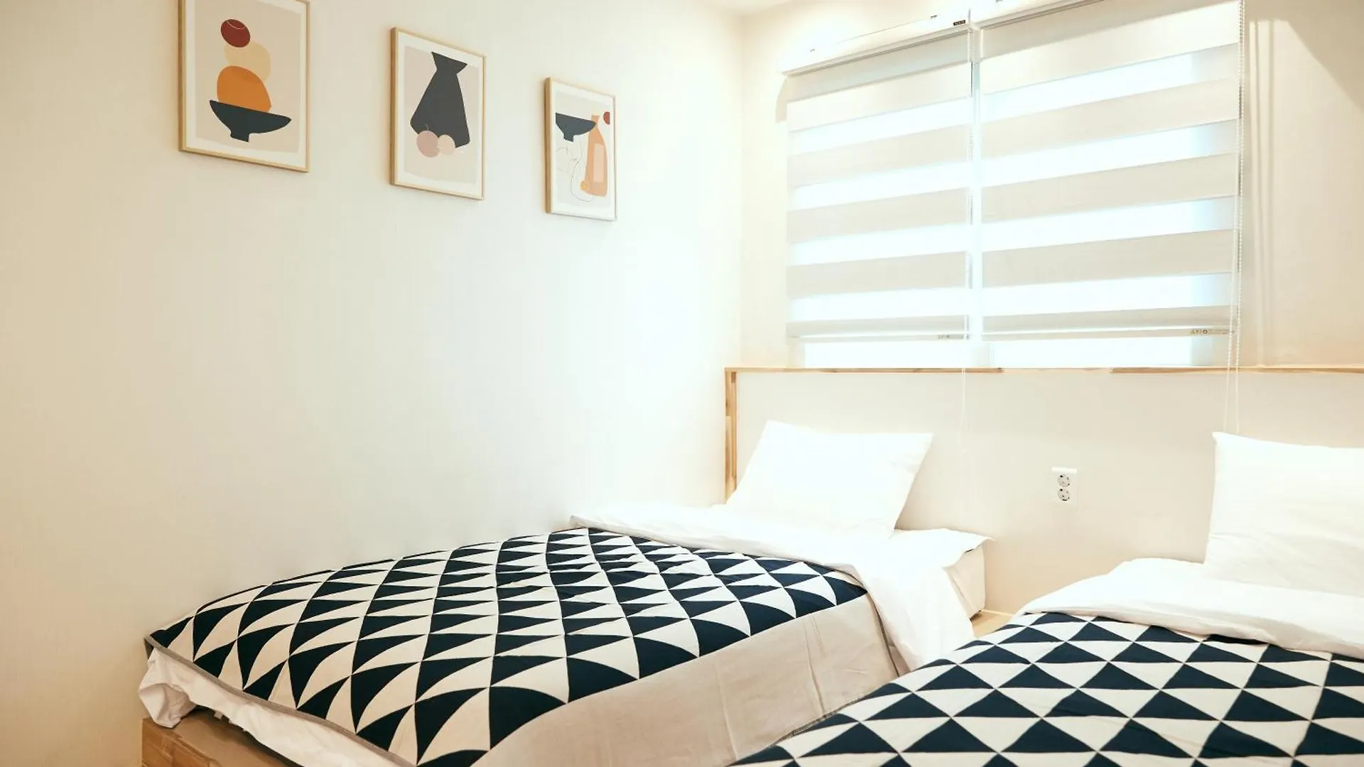 Hongdae 3Bedroom&2Baths Free Wifi&Free Parking Seul 0*,  Korea Południowa